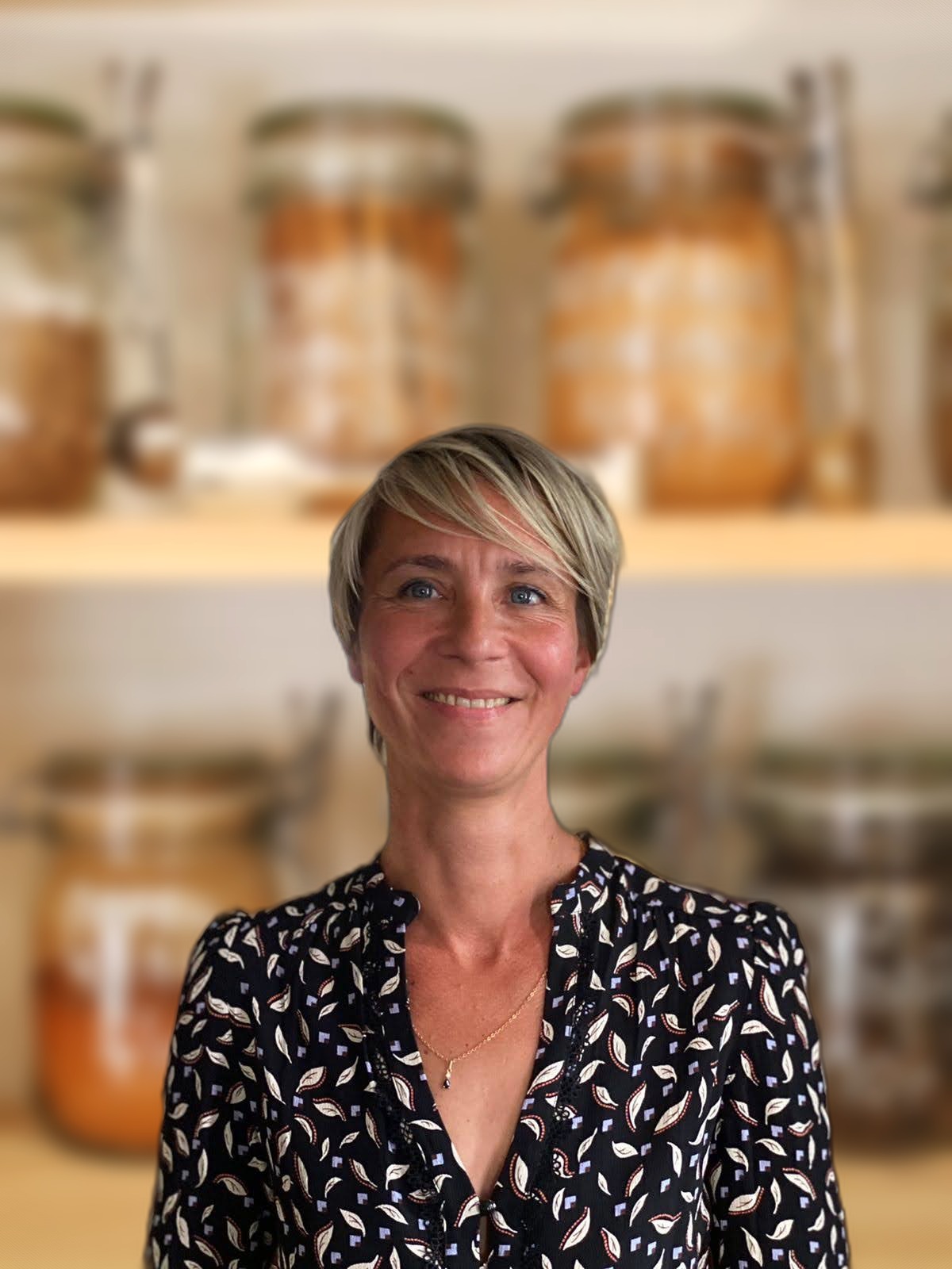 Chlo&eacute; Vacle, phytoth&eacute;rapeute &agrave; Tours, dans son herboristerie